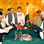 ISLAMABAD: President Mamnoon Hussain administering the oath of offices to MNA Sheikh Aftab Ahmed and Senator Mir Hasil Bizenjo as Federal Ministers in a special ceremony at the Aiwan-e-Sadr. INP PHOTO